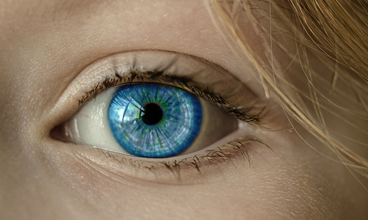 L'application d'un soin son contour des yeux