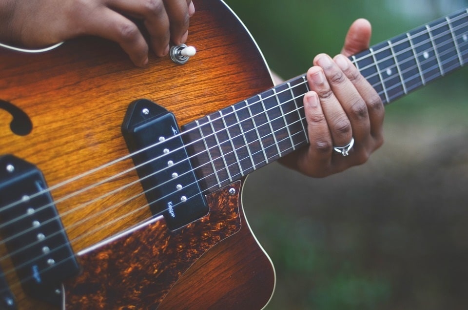 Trouvez votre prof de guitare à domicile avec Allegro Musique et jouez comme une rockstar