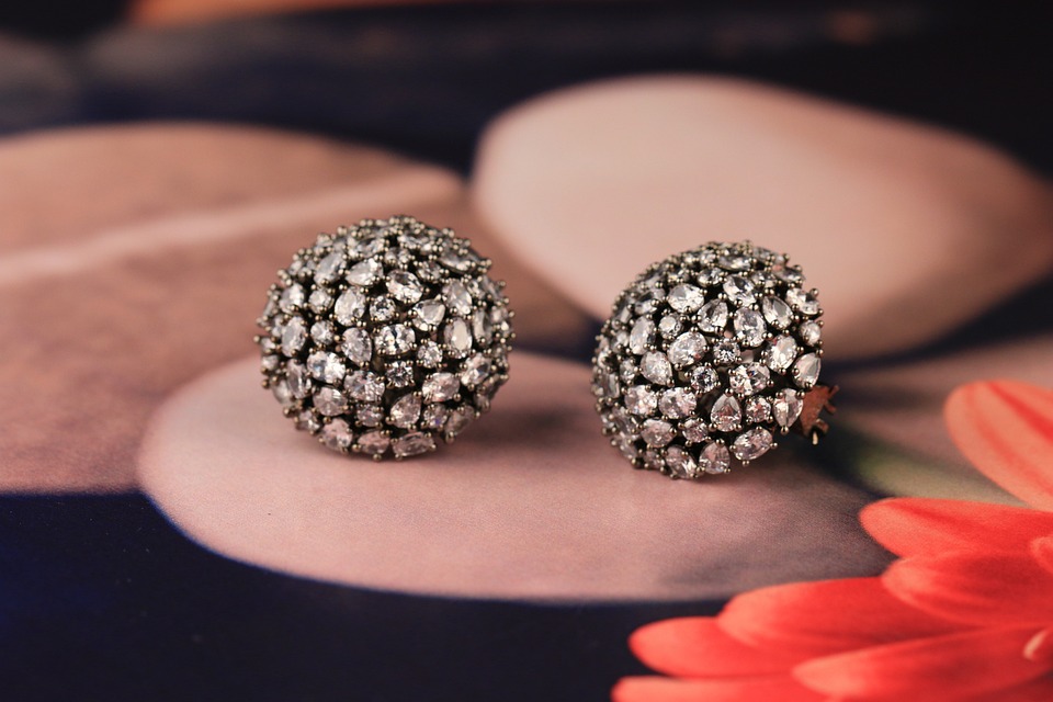 Les tendances bijoux femme qui subliment vos looks élégants